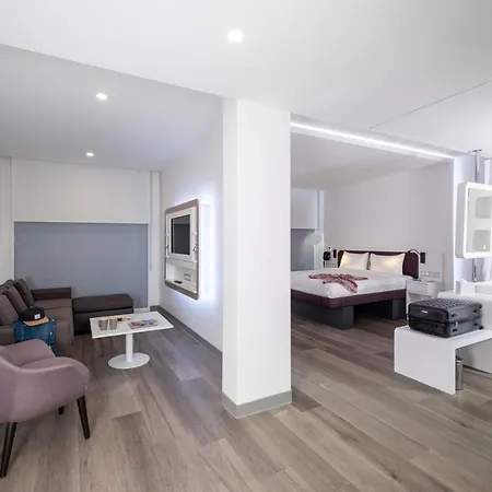 Yotelair Airport, Duty Free - International Transit Area Hotell