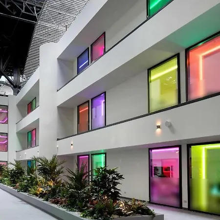 Yotelair Airport, Duty Free - International Transit Area 3*