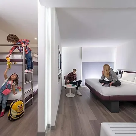 Yotelair Airport, Duty Free - International Transit Area Hotell 3*
