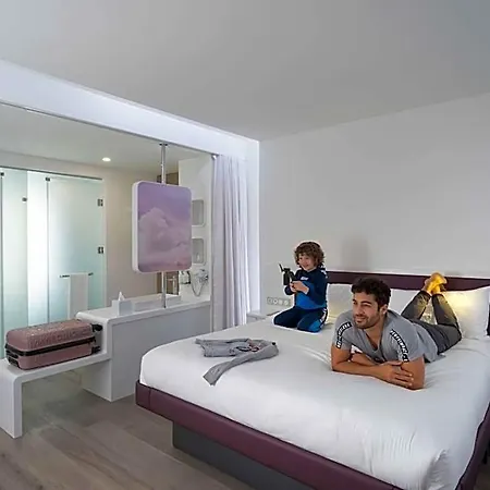 Yotelair Airport, Duty Free - International Transit Area 3*