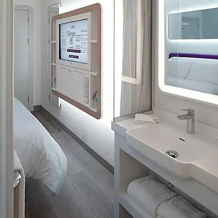 Yotelair Airport, Duty Free - International Transit Area 3*