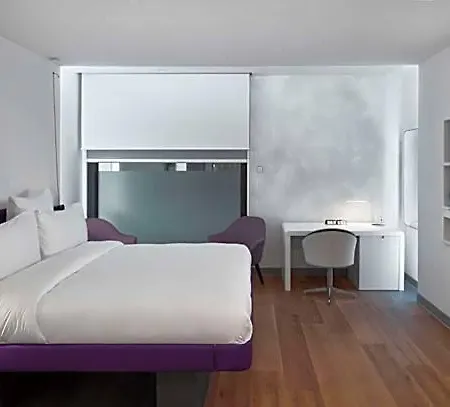 Yotelair Airport, Duty Free - International Transit Area Hotell